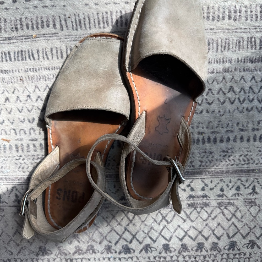 PONS Avarca ankle strap sandals